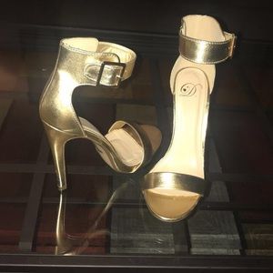 Gold Stiletto pump